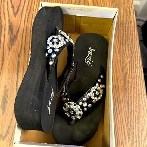 Gracie black leather thong sandals with rhinestone detailing. Size 8.5M